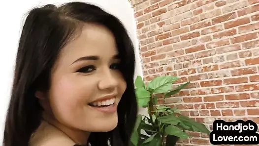 İç çamaşırlı HJ Asyalı genç kız amatör iş üstünde bakış açısıyla sikişiyor