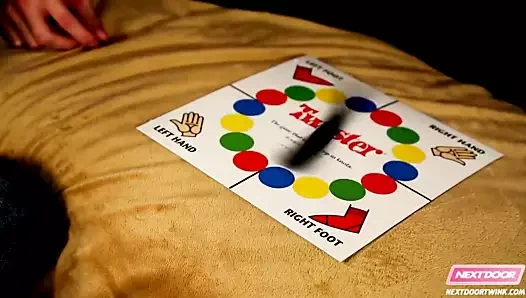 Yan kapı twink twister sikişiyor