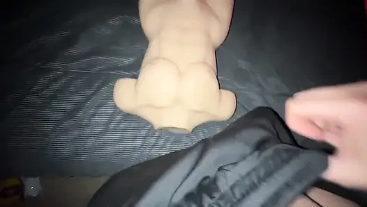 Erkek arkadaşım ve yeni seks bebeğiyle oynuyorum!