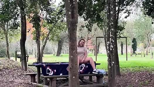 Üvey anne açık havada seks yaparken yakalanıyor