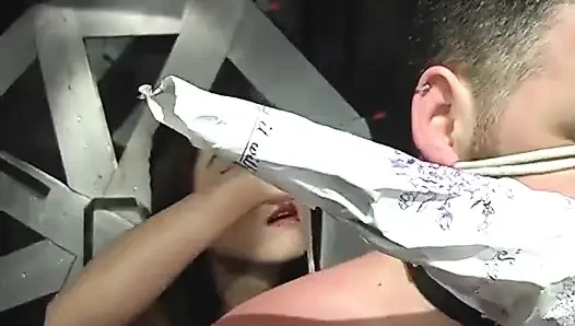 Kalçalı bdsm sahibe adamın yakalı yüzünü halatlıyor ve bağlı yarağını çekiyor