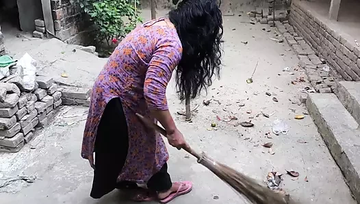 Teyzem bahçeyi temizliyormuş. Ama ona sarıldım, teyzemin götüne soktum ve onu anal sikmeye başladım