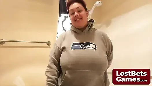 Seksi kısa saçlı sarışın orta yaşlı seksi kadınlar yaramaz striptiz oyunu oynuyor