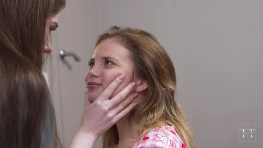 Çok kötü bir kız olmuşsun Bella! Üvey baba Tim seni cezalandıracak