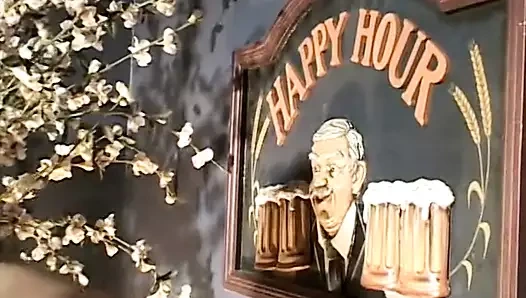 Seksi genç barmen tarafından amını dövdü – happy hour