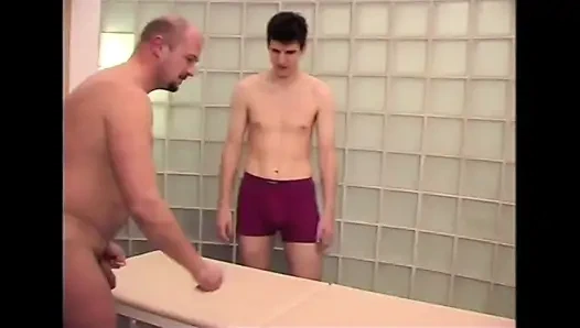 Genç heteroseksüel masaj sırasında babası tarafından prezervatifsiz sikiliyor