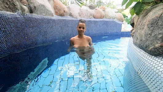 HAVUZDA SU ALTıNDA RISKLI HALKA AÇıK SEKS