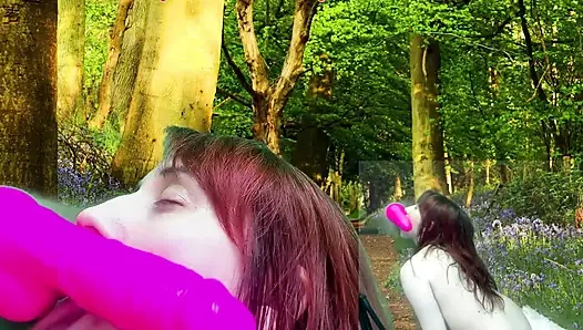 Didlo'nun sikini emdi ve fışkırtmak için üstüne gitti