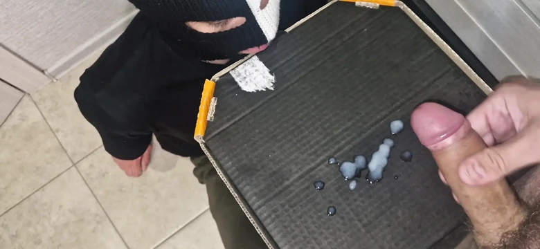 Pizzacı adam kapının önünde müşterinin yarağını emiyor, bu da geç olduğu için döl yutma bonusu oldu.