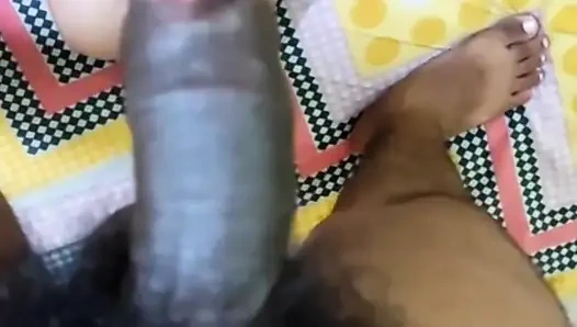 Hintli desi kız gırtlağına kadar alıyor ve domalarak sikiliyor