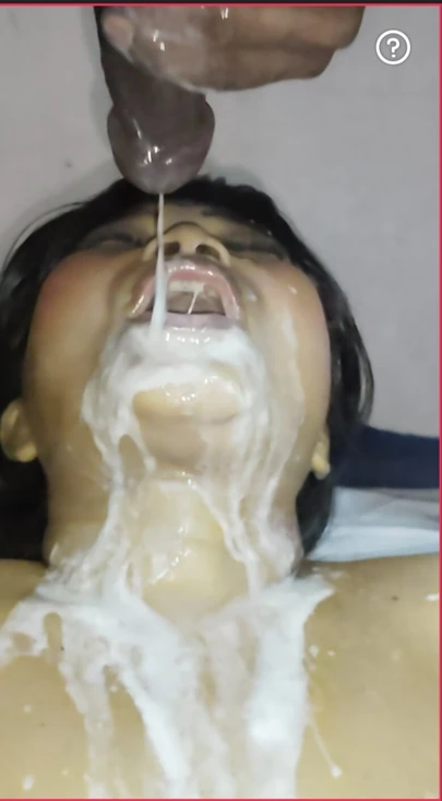 Yakın çekim ağzım küçük ağzımı her damlasıyla doldururken sert sikiliyor