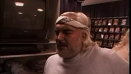 Üç çarpıcı hatun kendilerini ve yalnız yaşlı yarağı sikiyor