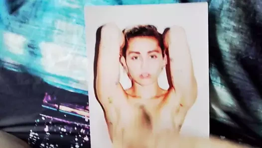 Miley Cyrus boşalıyor