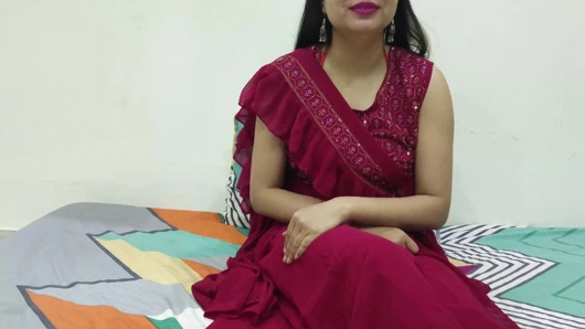 Ateşli Hintli saara yenge amcık yalıyor ve devar'a ilk seksi öğretmek için sert sikişiyor.