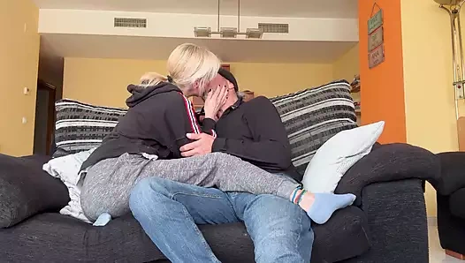 Üvey erkek kardeşimle sikişmeyi seviyorum onun yarağı bana birçok orgazm yaşatıyor