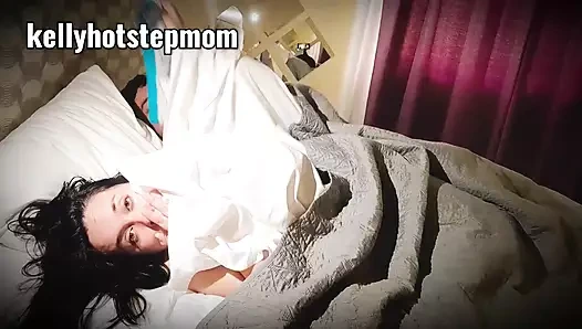 Üvey erkek kardeş gece yarısı üvey kız kardeşini yatağında ziyaret ediyor ve amını aileden gizlice sikiyor