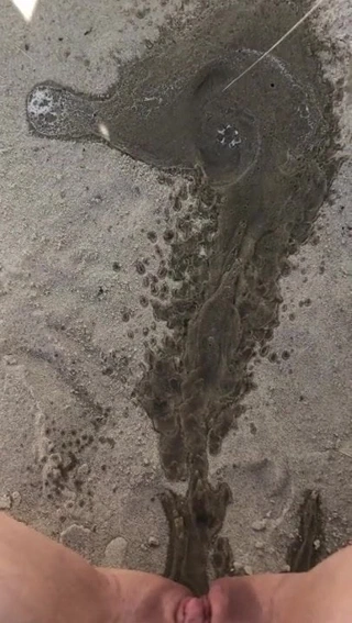 kum üzerinde pissing