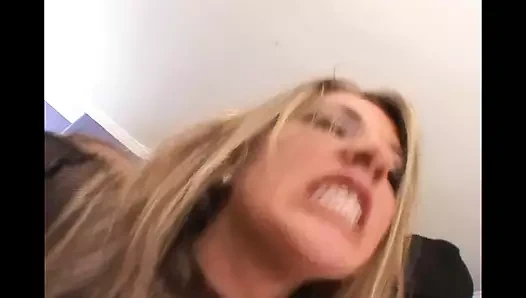 Barbie Cummings büyük yaraklarla iyi sikilmek istiyor