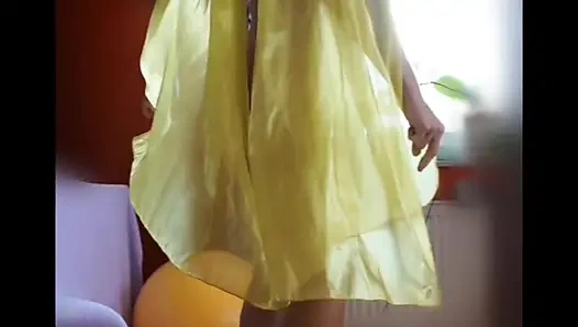 Selena'nın güzelliğine övgü olarak topuklu poz veren hareketi