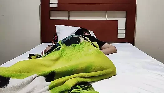 Üvey kızkardeşimin öğürme fetişi var, bu yüzden boşalmak için her hafta beni sikikleri