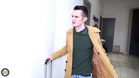 Grannys kıllı kedi oğlandan sıcak bir ziyaret alır