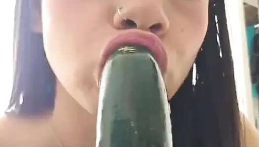 Lezzetli bir salatalıkla oynamak