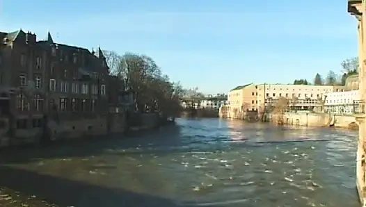 Эта шлюшка обожает сосать огромный член связанной кожей