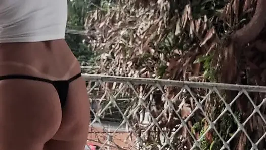 Ben ve Dai Belan, neredeyse çıplak, dairenin balkonunu yıkıyorduk ve komşular bizi izliyordu