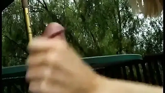 Güzel yaşlı sarışın ona tükürene kadar yaraklı bir yarağı memnun ediyor