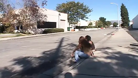 Ateşli kızlar büyük yarakları gırtlağına kadar emdikten sonra döl yiyor