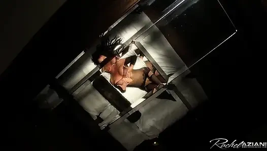 Rachel Aziani seksi naylon kıyafetle kendini tatmin ediyor