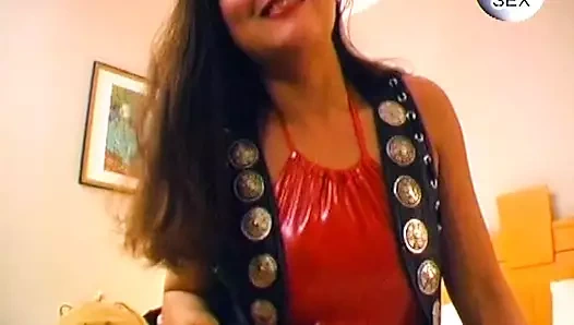 Harika bir mastürbasyondan önce Almanya'dan tombul fahişe amını tıraş ediyor