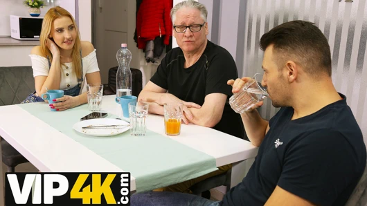 Baba4k. heyecanlı sarışın gizlice mutfağa giriyor ve erkek arkadaşının yaşlı babasını baştan çıkarıyor