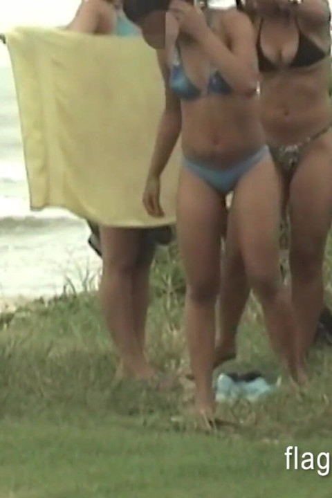 Üvey kız kardeşler plajda çıplak kıyafetlerini değiştiriyor