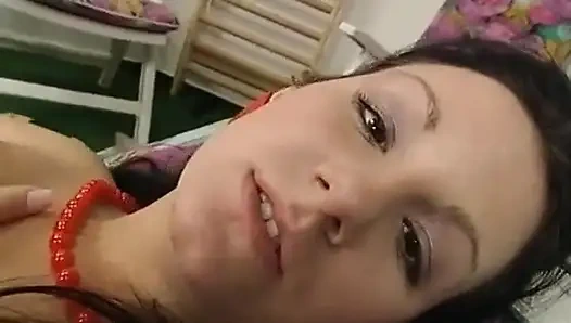 Uzun siyah saçlı Alman genç kız hala biraz deneyimsiz