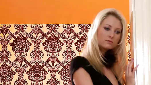 Susan Snow sarışın saçlı azgın bir kadın amcığını alıyor