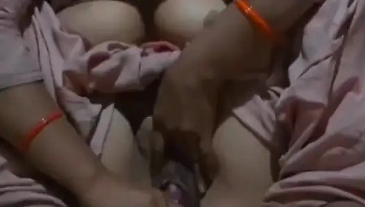 Evde yalnız, bir kadın patlıcanla amını sakinleştiriyor