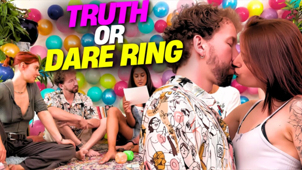 Ersties - doğruluk mu cesaret mi ring - 5 seksi bekar riskli bir kart oyunu oynuyor (bölüm 1/5)