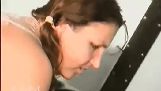 Alüminyum folyoya sarılmış bu korkmuş kızın yapacağı tek şey çığlık atmak