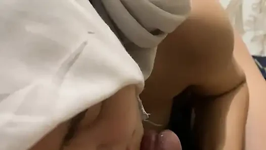 Güzel bir tesettürlü kızın ağzında