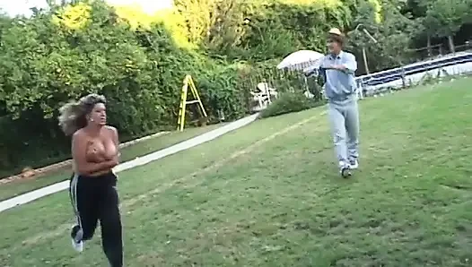Büyük memeli şehvetli tıknaz bebek sıkı amcığını kanepede siktiriyor
