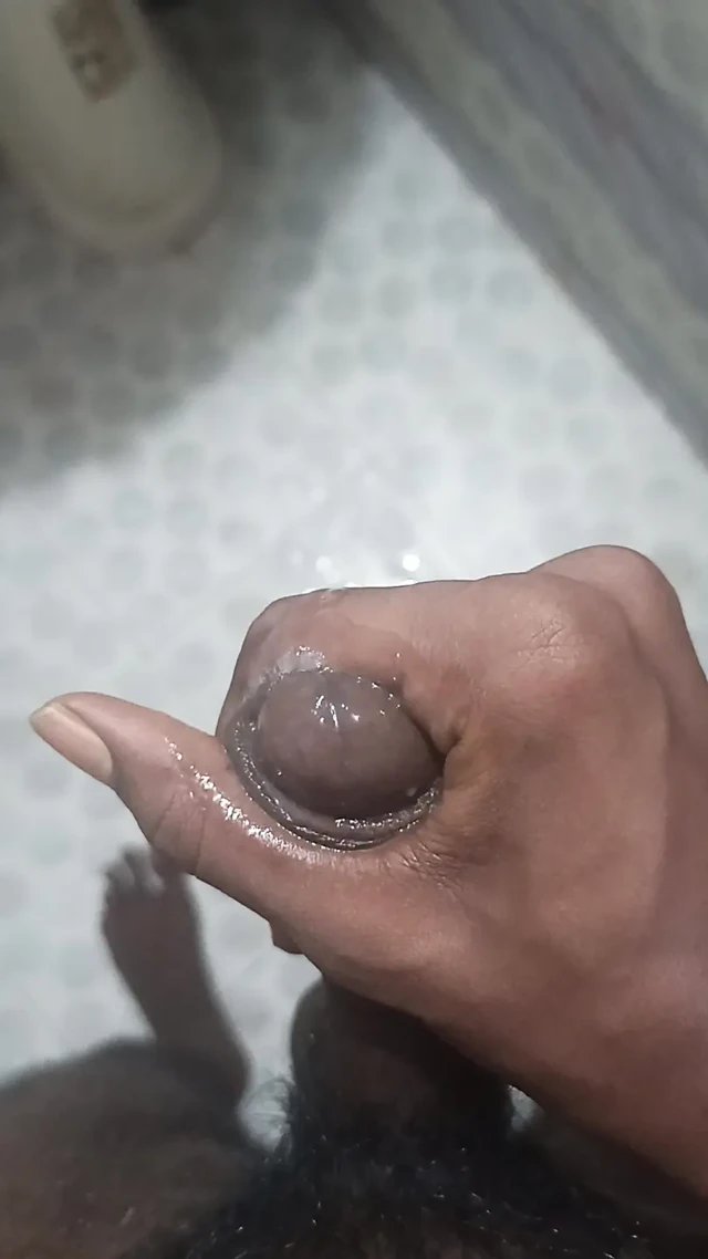 Banyo kendisi oğlan tek başına parmaklıyor