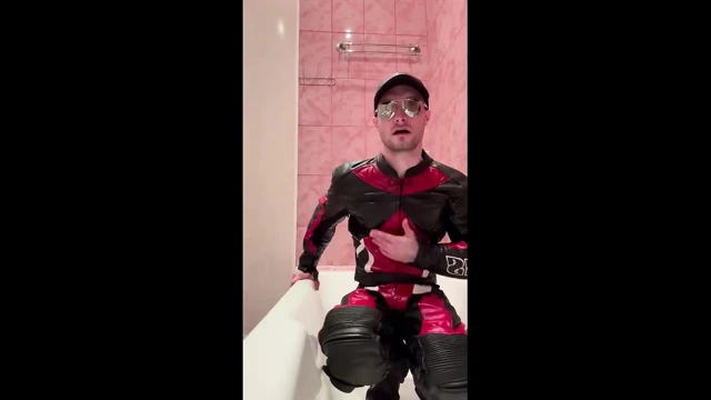 Deri motorcu kinkysirius motogear fetiş kıyafetiyle duş alıyor!