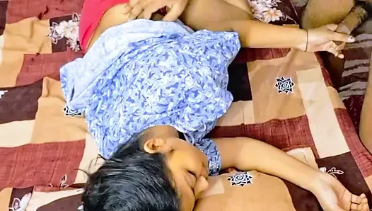 Hintli desi evli kadın romantik bir şekilde yalnız başına hızlı bir şekilde görülüyor