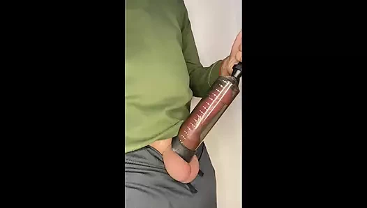 Yaramaz sekreter beni ofiste penis pompası kullanırken yakaladı ve yeni büyük kalın yarağımı denemek istedi