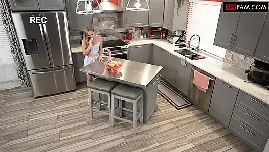 Üvey baba beni kişisel sikiş oyuncağı gibi kullanıyor