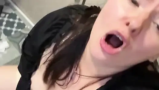 Harika götlü beyaz kız umumi banyoda mastürbasyon yapıyor