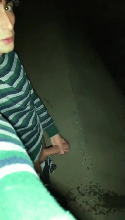 Twink köprünün altında ereksiyonla işiyor - sünnetsiz yarak