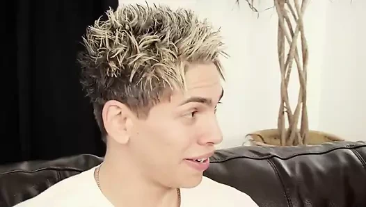 Taze kız Alyssa Reece bir sürtük amına almayı seviyor