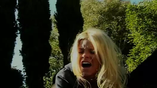 Klasik sarışın orta yaşlı seksi kadın arka bahçede büyük yarağa biniyor